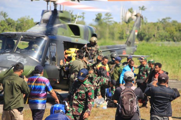 Proses Evakuasi Guru di Aroanop, Papua