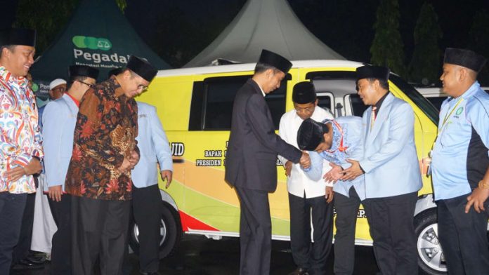 Presiden RI Jokowidodo Saat Memberikan Sumbangan Mobil Operasional Kepada Remaja Masjid BKPRMI