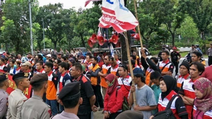 Massa Buruh Unjuk Rasa dibalik Kota DKI