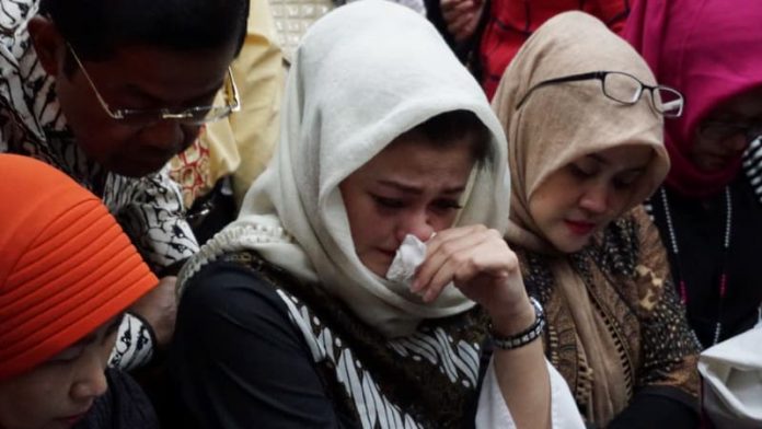 Istri Setya Novanto Menangis Saat Mengikuti Sidang Setya Novanto, Jumat (13/4).