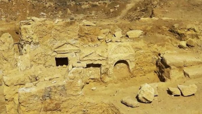 Pintu masuk kuil langka di Al-Salam