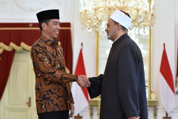 Presiden Joko Widodo bersama Imam Besar Al-Azhar Ahmad Muhammad Ath-Thayeb di Istana Merdeka