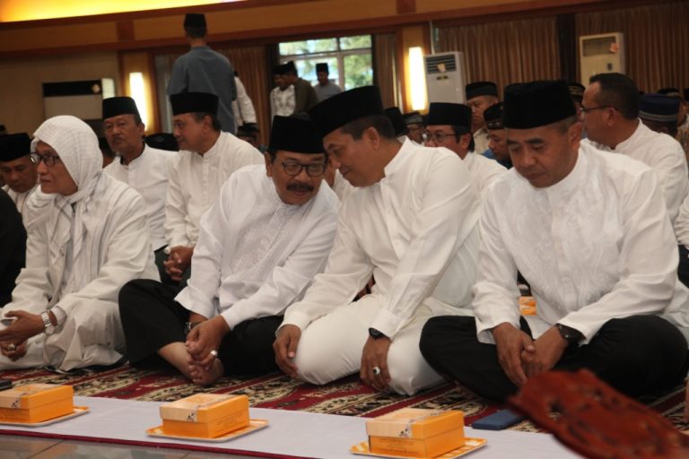 Pakde Karwo Buka Puasa & Sholat Maghrib Bersama Komandan dan Prajurit Kodiklatal