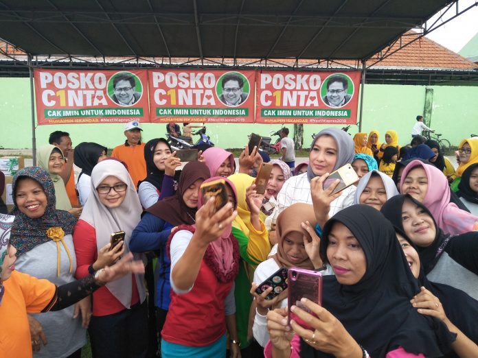 Arzeti Bilbina Bersama Warga