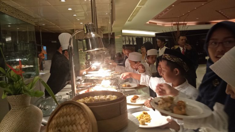 Shangri-la Undang 90 Siswa SD Binaan CSR Buka Puasa Bareng