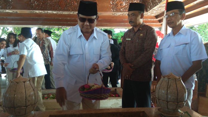 Ketua Umum Partai Gerindra Prabowo Subianto Saat berziarah ke makam Presiden RI pertama Soekarno