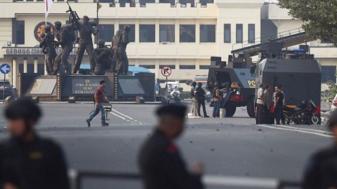 Anggota kepolisian melakukan pengamanan mako brimob