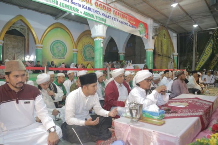 Emil Dardak Saat Menghadiri Doa dan Zikir