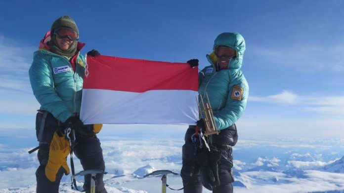 Dua Srikandi Indonesia di Puncak Everest