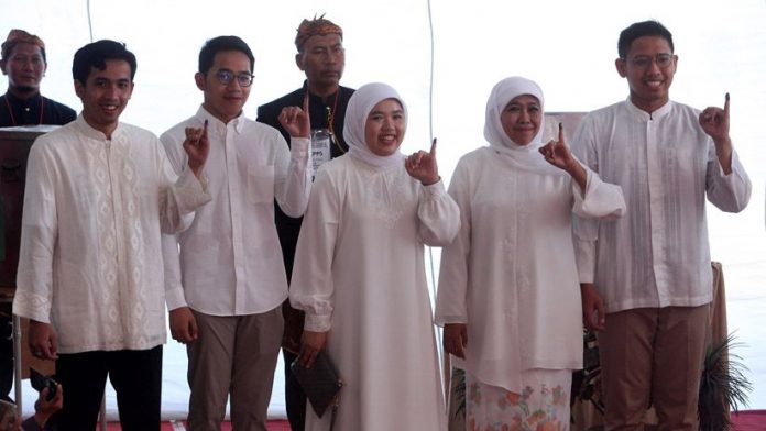 Kompak Berbaju Putih, Khofifah dan Keluarga Nyoblos di TPS 16 Jemursari