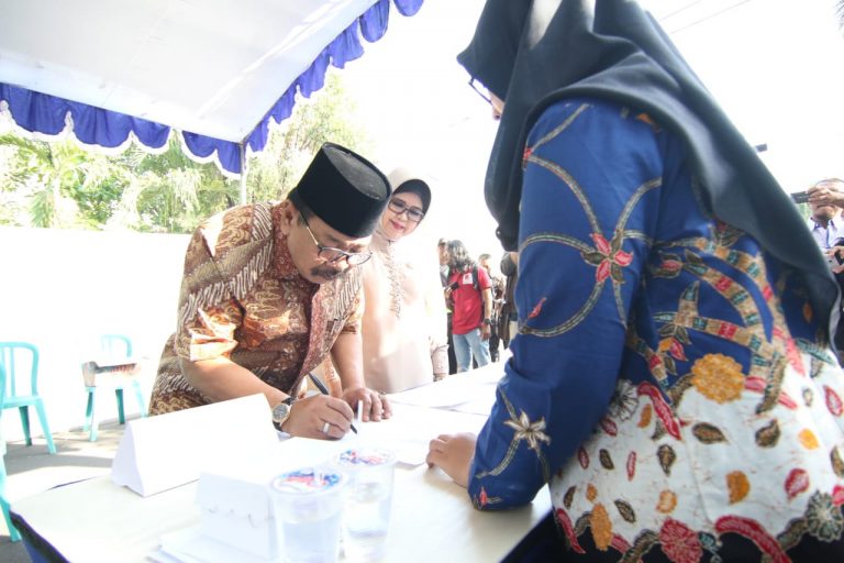 Pakde karwo Dan Bude karwo Tentukan Hak Pilihnya Di TPS 22 Manyar Sabrangan