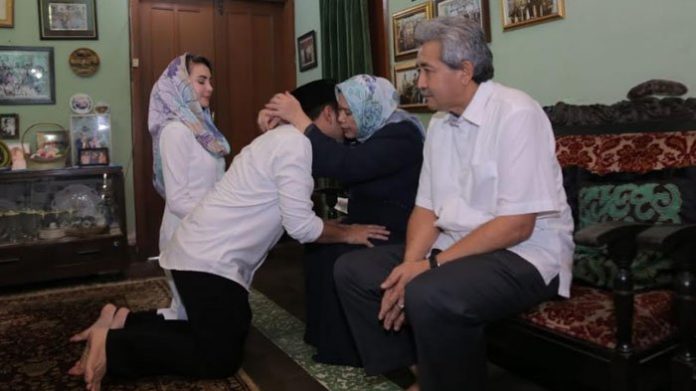 Emil Elestianto Dardak dan Arumi Bachsin Sungkem Pada Orang Tua dan Keluarga