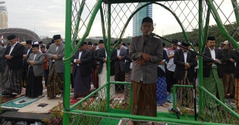 Jadi Sorotan, Sholat Ied di Lapangan Karebosi Cuma 1 Kali Takbir