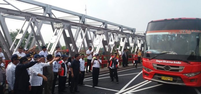 Pakde Karwo Resmi Buka Jembatan Widang
