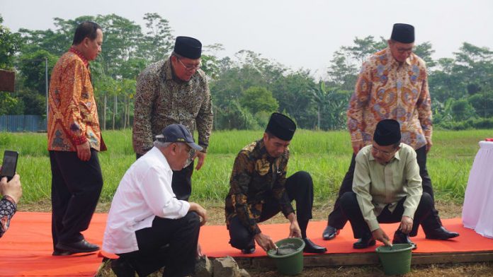 Presiden Republik Indonesia Joko Widodo meletakkan batu pertama untuk pembangunan UIII