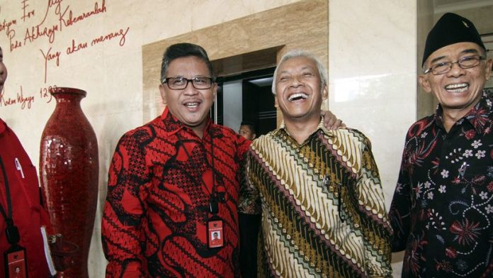Sekretaris Jenderal DPP PDIP Hasto Kristiyanto (kiri) berjabat tangan dengan Wakil Ketua Dewan Pembina Partai Demokrat Agus Hermanto (kanan) di DPP PDIP