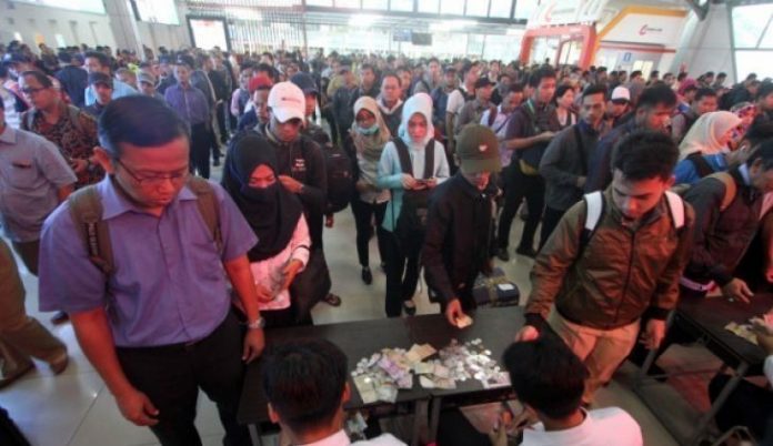 Antrean Penumpang KRL di Depok Lama Ini akibat Pembaruan Sistem Multitrip (ilustrasi).