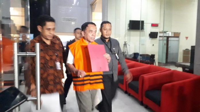 Gubernur Aceh Irwandi Yusuf saat akan menjalani pemeriksaan di Gedung KPK, Jakarta, Jumat (6/7).