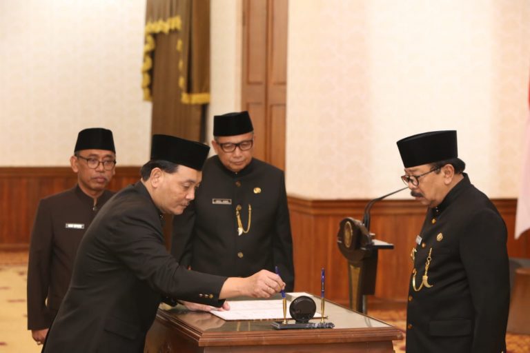 Pakde Karwo Lantik Jumadi Sebagai Pj. Sekdaprov Jatim