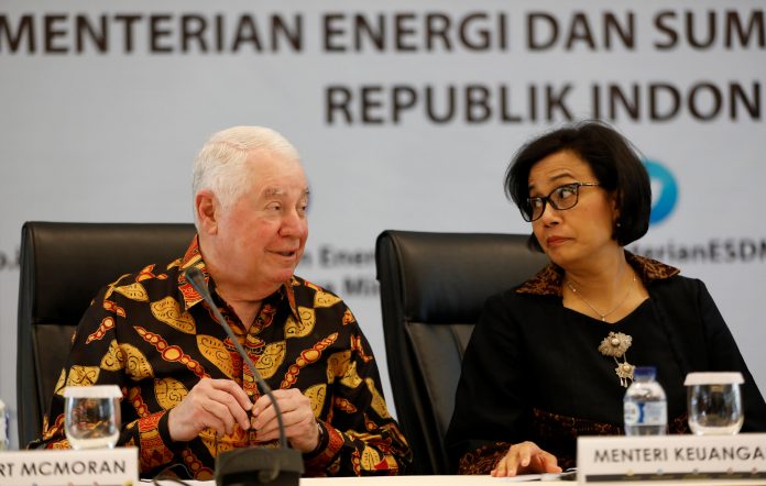 CEO Freeport-McMoran Inc Richard Adkerson bersama Menteri Keuangan Sri Mulyani.
