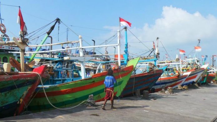 Kapal Nelayan Bersandar di Pelabuhan Perikanan Tegalsari Kecamatan Tegal Barat Kota Tegal