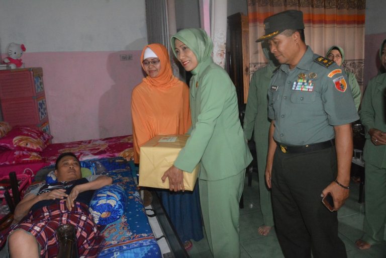 Ketua Persit Korem Bhaskara Jaya Kunjungi Rumah Prajurit