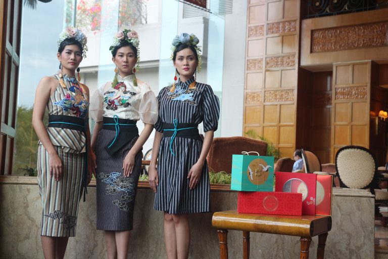 Shangrila berkolaborasi dengan Fashion disainer Yunita Kosasih dalam launching festival Kue Bulan