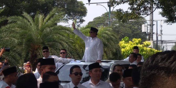 Prabowo Subianto di arak relawannya dari Masjid Sunda Kelapa ke KPU, di Jalan Imam Bonjol, Menteng, Jakarta, Jumat (10/9/2018), dengan menaiki mobil Lexus berwarna putih