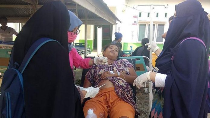 Petugas medis mengobati warga yang terluka akibat gempa di Donggala, Sulawesi Tengah