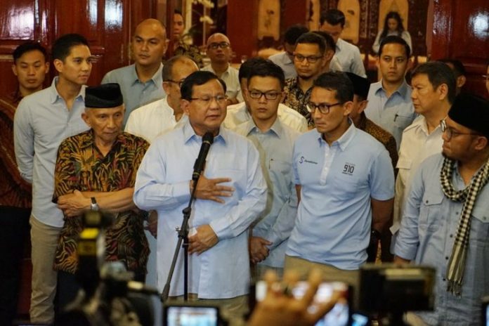 Calon presiden Prabowo Subianto saat menggelar konferensi pers terkait kebohongan Ratna Sarumpaet, di kediaman pribadinya.