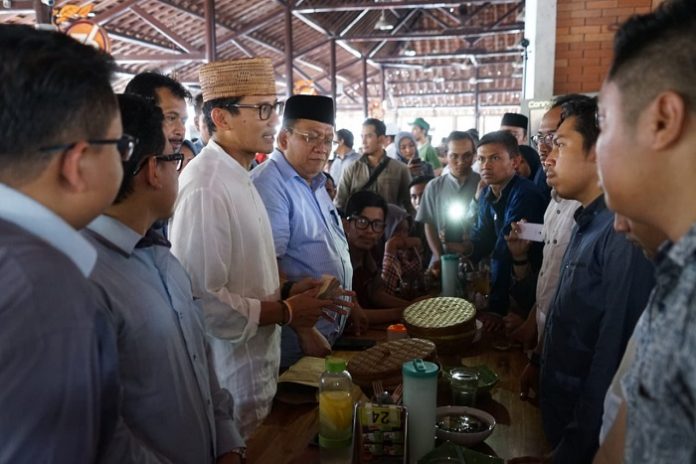 Sandiaga Uno saat menerima uang dari mahasiswa di Semarang