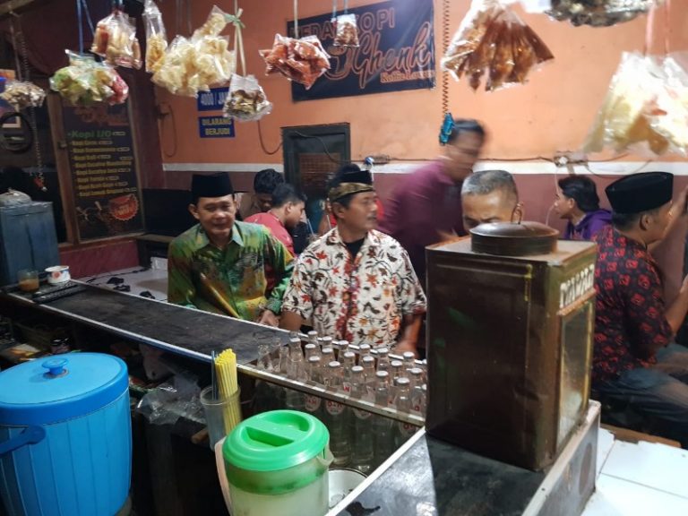 Cak Yuhas Gelar Ngobrol Bareng di Warkop Dengan Warga Setempat