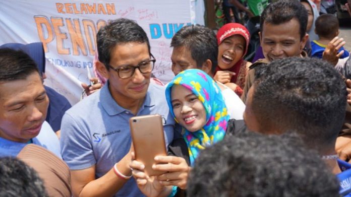 Sandiaga melayani santri dan ibu-ibu untuk berfoto bersama di luar area pesantren