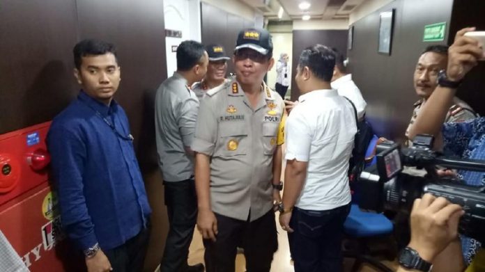 Petugas polisi memeriksa ruang 1008 lantai 10 milik Anggota Fraksi Partai Demokrat