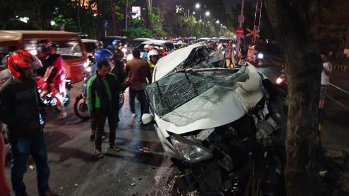 Mobil ditabrak kereta di Margorejo Surabaya