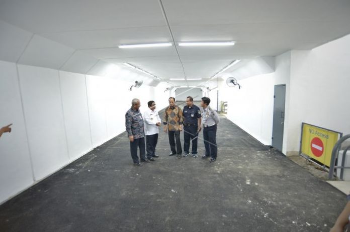 Meninjau proyek terowongan di Stasiun KA Manggarai, Jakarta