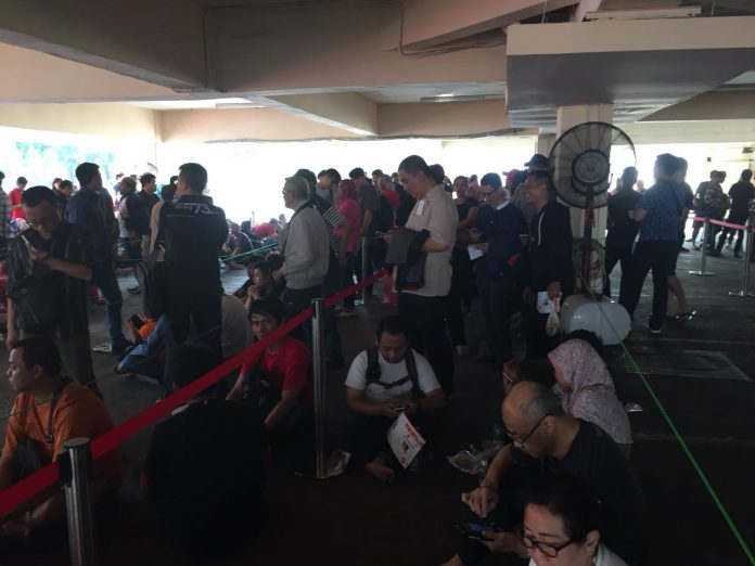 Diskon Xiaomi, Ratusan Orang Rela Antri Sejak Pagi