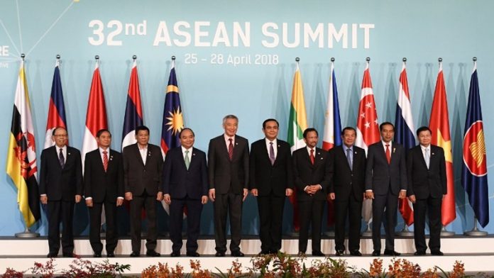 Presiden Jokowi dan pemimpin negara ASEAN-India saat sesi foto bersama di Singapura.
