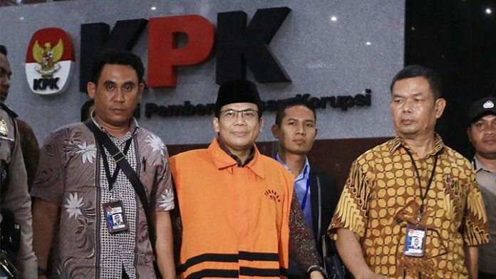 Wakil Ketua DPR RI, Taufik Kurniawan menggunakan rompi orange usai menjalani pemeriksaan di Komisi Pemberantasan Korupsi (KPK), Jakarta, Jumat (11/2).
