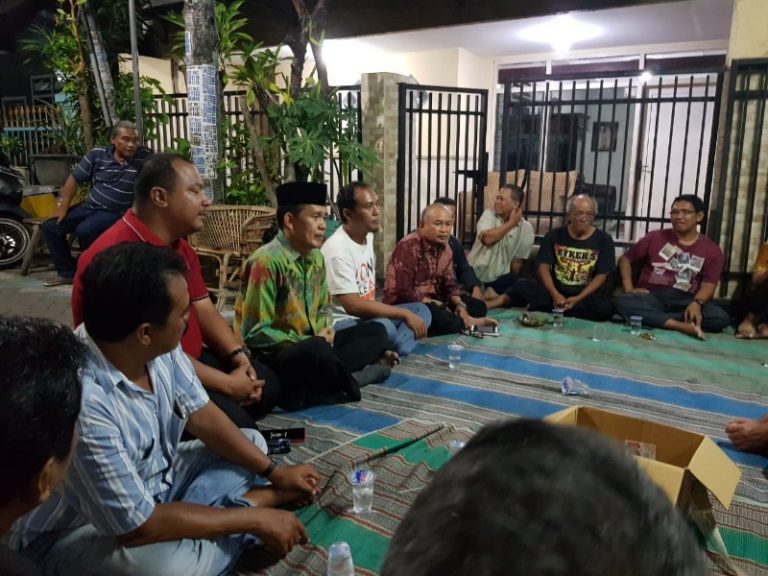 Cak Yuhas Sapa Warga Putat Jaya dengan Penuh Keakraban