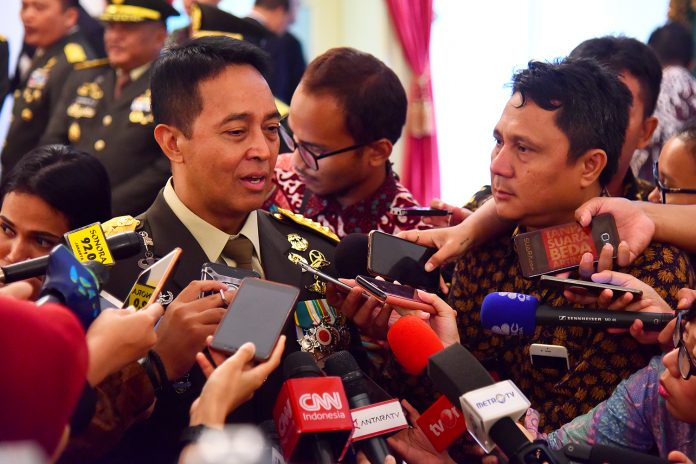 Andika Perkasa menjawab wartawan usai pelantikan dirinya sebagai KSAD, di Istana Negara