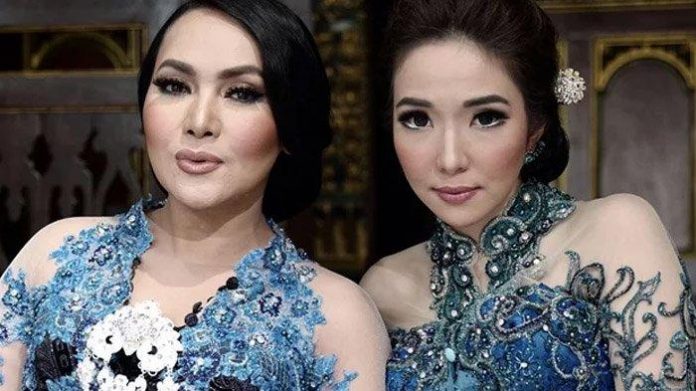 Dewi Gita bersama Giselle Anastasia.