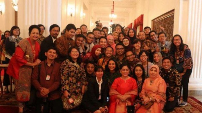 bu Negara Iriana Jokowi mengenakan kebaya dan tampak duduk bersimpuh