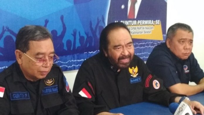 Ketua Umum Partai Nasdem Surya Paloh (tengah).