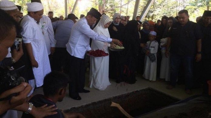 Menko Polhukam Wiranto saat pemakaman cucunya di Karanganyar