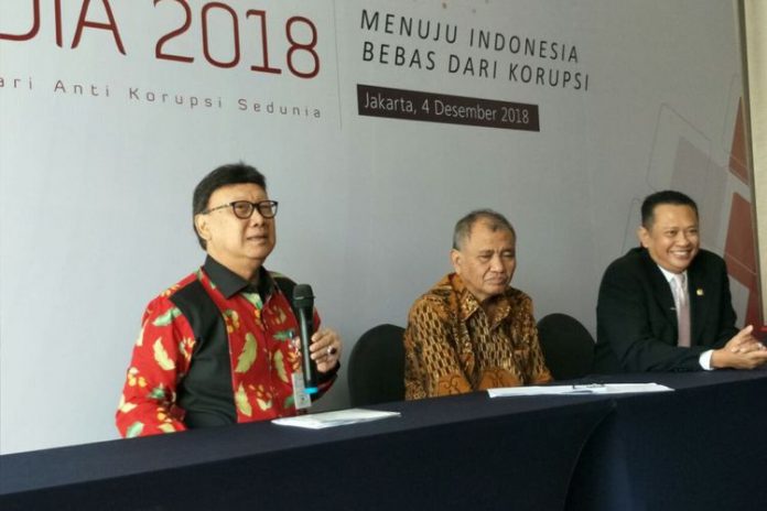 Mendagri Tjahjo Kumolo bersama Ketua KPK Agus Rahardjo dan Ketua DPR Bambang Soesatyo