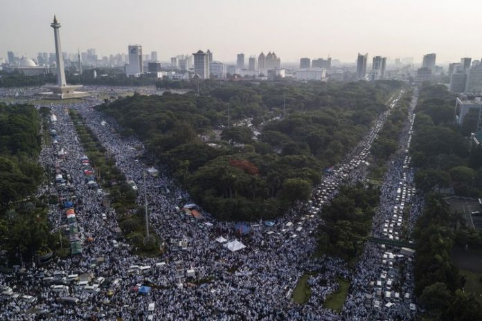 Peserta aksi reuni 212 memadati kawasan Monas dan Jalan Medan Merdeka Selatan, Jakarta