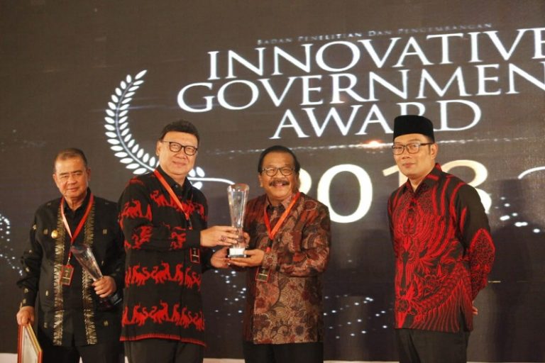 Pakde Karwo Terima Penghargaan Pemerintah Provinsi Terinovatif IGA 2018