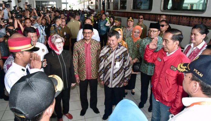 Presiden Joko Widodo meninjau panel reaktivasi jalur kereta api Stasiun Cibatu-Garut-Cikajang.