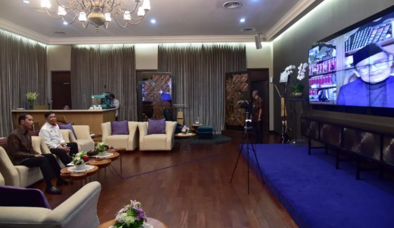 Lewat Panggilan Video, Presiden Diskusi dengan BJ Habibie Soal Pengembangan SDM